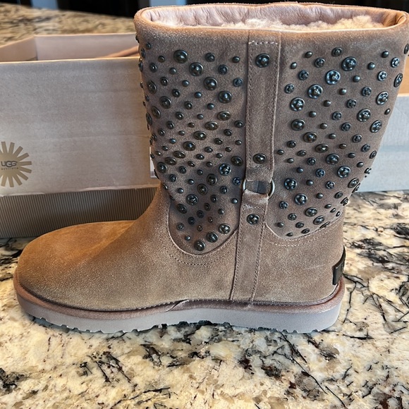 W Eliott Chesnut Uggs - Picture 2 of 7